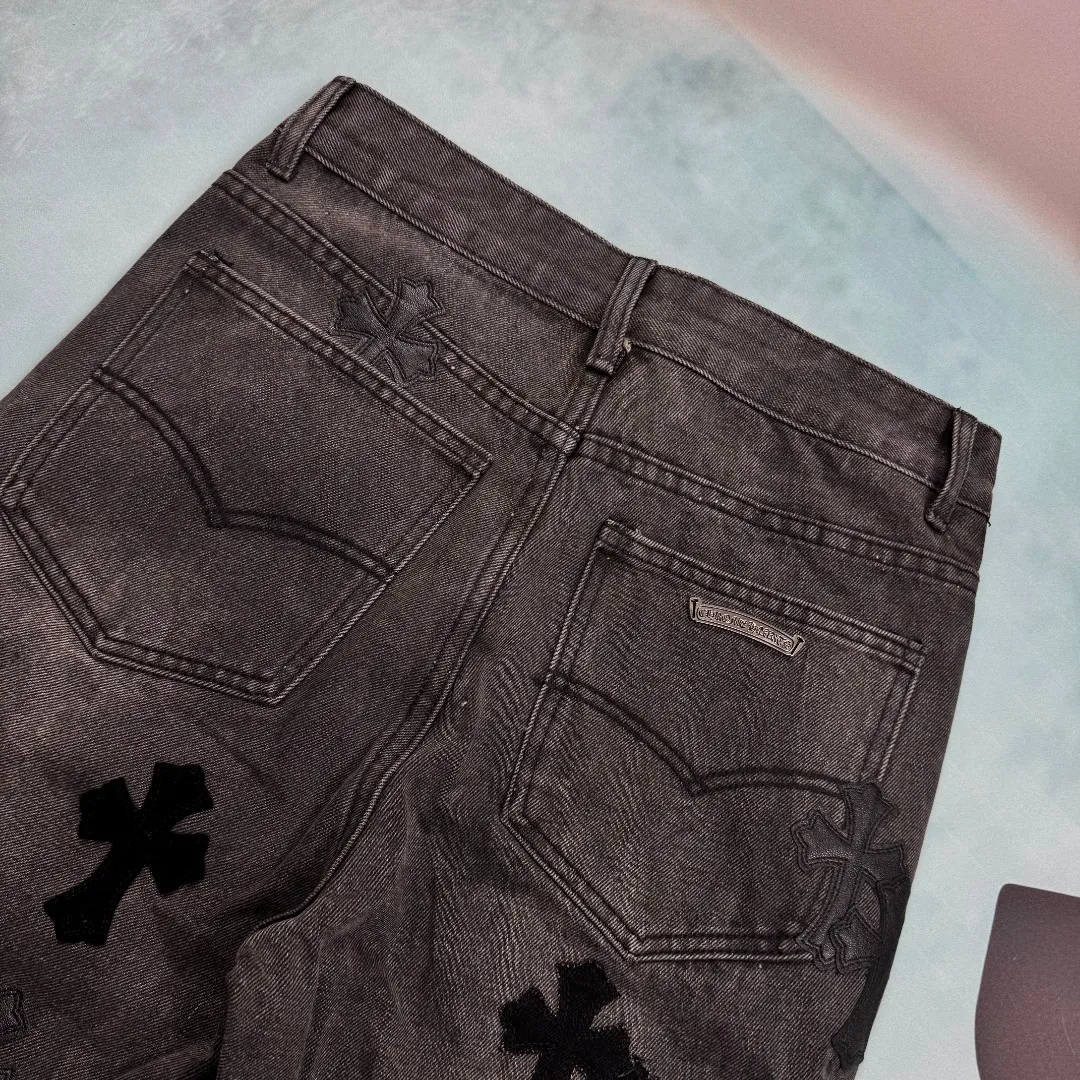 🅿️320 🔘Style No.-KL106 🔘Cro Heart𝐂𝐡𝐫𝐨𝐦𝐞 𝐇𝐞𝐚𝐫𝐭 SexRecords Series Metal Laminated Cross London Limited Black Bull King Jeans* [Same Style as Pan Weibai] The blockbuster in the fashion world is here! Chrome hearts and SexRecords co-branded the metal-veneer cross-fried snowflake black London Bull King limited edition jeans. They are definitely top-notch products in the fashion industry. Fashionistas should not miss it! These pants perfectly recreate the vintage feel. The special cowhide produced in Italy is carefully printed and cut accurately by craftsmen. It is then matched with customized sheepskin and is carefully pasted with three layers of thick lines. The overall splicing process is unique, combined with heavy washing and dyeing, and every detail exudes unparalleled design charm. It adopts three-dimensional cutting and has a loose and comfortable fit. It can be easily controlled by any figure and has a great effect of making you taller and slimmer. Carefully crafted by a major manufacturer and following the strict quality control standards of the original factory, the quality is impeccable. Wearing it will instantly transform you into the focus of street fashion.  Size: S M L XL XXL (28.30.32.34.36) Color: Black Gray